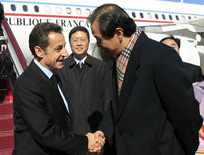 Arrivée à Beijing du Président de la France pour l'ASEM