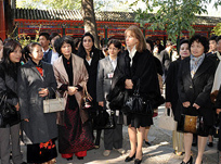 Les épouses des dirigeants étrangers participant à l'ASEM 7 se rendent à la Résidence du Prince Gong