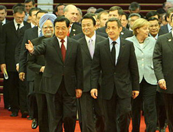 Photo de groupe des chefs d'État participant au sommet de l'ASEM 7