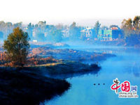 La rivière tranquille Wenyu dans la banlieue de Beijing