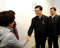 Le président chinois rend visite à des malades du sida à l'occasion de la Journée mondiale du sida