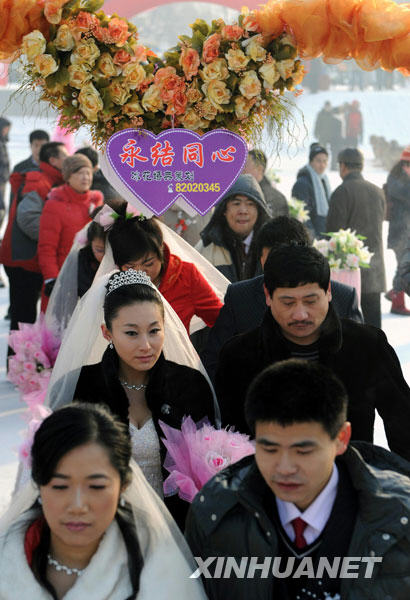 Le 6 janvier, les couples de jeunes fiancés participant à la cérémonie de mariage collective en train de se diriger vers le lieu de la cérémonie.