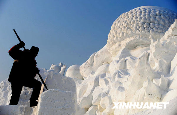 Le 6 janvier, les travaux de la sculpture de neige géante tirent à leur fin.