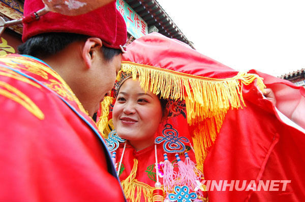 Shandong : cérémonie collective de mariage traditionnel