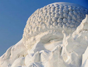 « Conte sous l'aurore boréale » — la sculpture de neige géante de l'exposition de neige est quasiment achevée