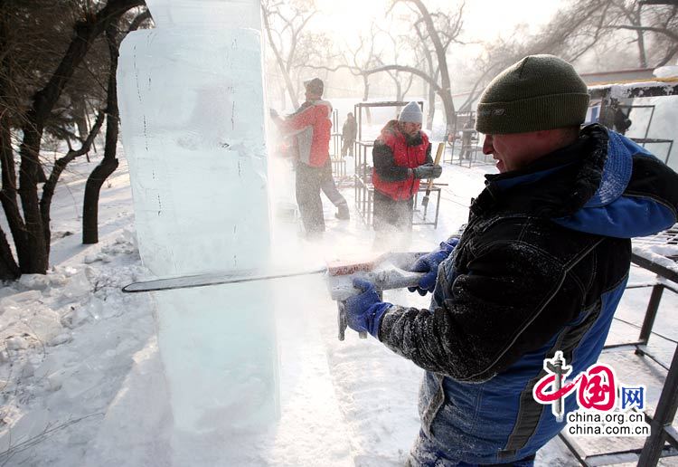 Un participant russe en train de sculpter son oeuvre de glace lors du concours.