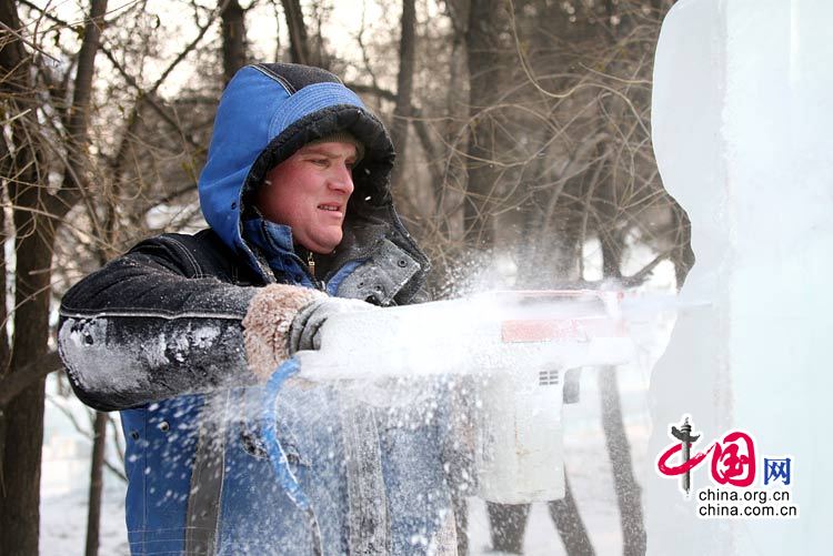 Un participant russe en train de sculpter son oeuvre de glace lors du concours.