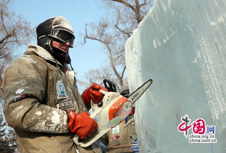 Un participant russe en train de sculpter son oeuvre de glace lors du concours.
