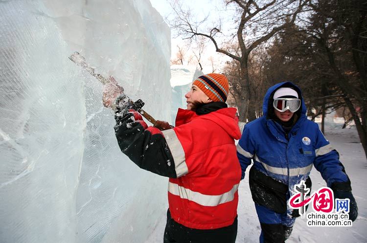 Deux participants russes en train de sculpter son oeuvre de glace lors du concours.