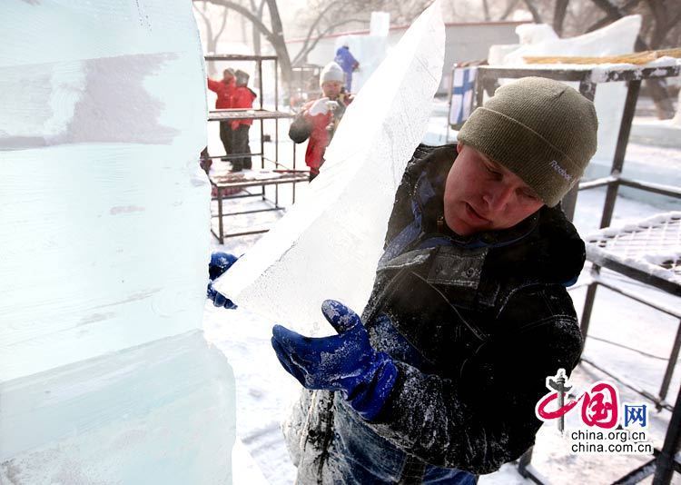 Un participant russe en train de sculpter son oeuvre de glace lors du concours.