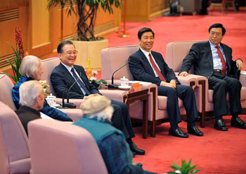 Wen Jiabao rencontre des experts étrangers travaillant en Chine