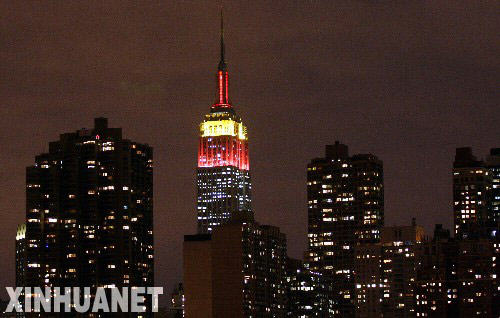 Le 7 février 2008, l'Empire State Building de New York s'est paré d'illuminations rouges et jaunes afin de souhaiter aux Chinois d'outre-mer et à leurs descendants vivant aux États-Unis une joyeuse fête du Printemps.