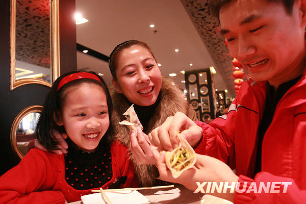 Le 4 février : une famille pékinoise, en train de déguster des galettes de printemps (chunbing). 
