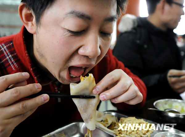 Le 4 février : un habitant de la ville de Changchun (nord-est de la Chine), en train de manger une galette de printemps.