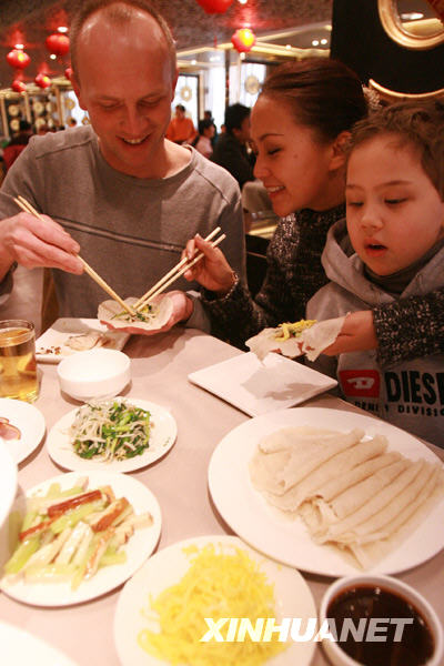Le 4 février : une famille allemande, en train de déguster des galettes de printemps dans un restaurant de Beijing.