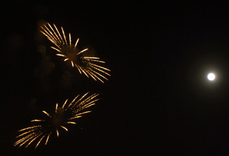Le 9 février 2009, des feux d&apos;artifice illuminent le ciel lors des célébrations de la fête des Lanternes à Changchun, dans la province du Jilin (nord-est de la Chine). 