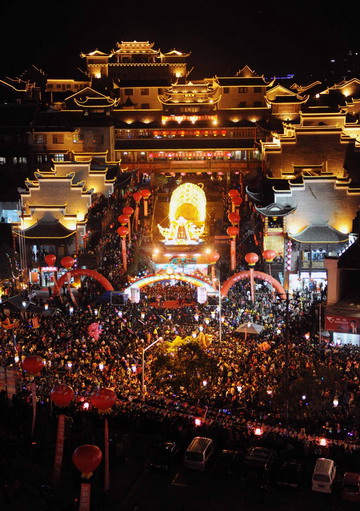 Le 9 février, les habitants locaux célèbrent la fête des Lanternes à Zhangjiajie, ville touristique située dans la province du Hunan (centre-sud de la Chine)
