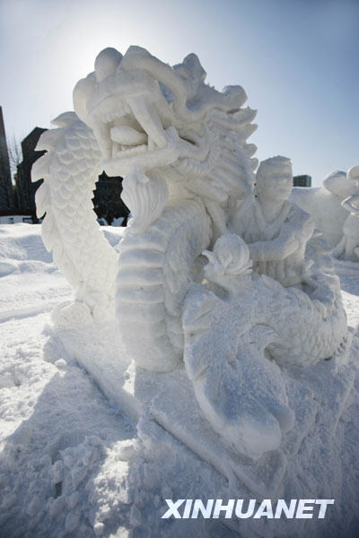 Une sculpture représentant un dragon chinois, exposée lors du festival de glace et de neige de Sapporo