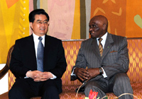Les dirigeants chinois et sénégalais discutent des relations bilatérales