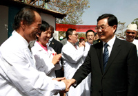 Le président chinois Hu Jintao assiste à la cérémonie d'ouverture d'un centre contre le paludisme établi avec l'aide chinoise