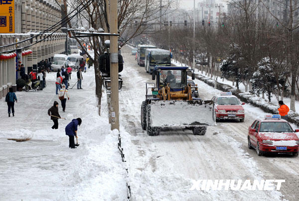 Des tempêtes de neige forcent la fermeture de 17 autoroutes dans le nord-est de la Chine