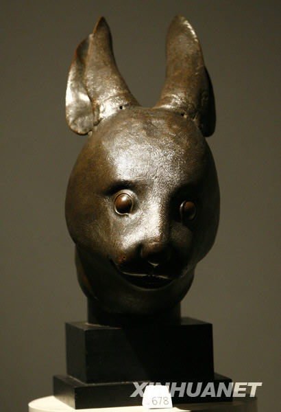 La tête de lapin en bronze, exposée à Paris (Photo prise le 21 février 2009)