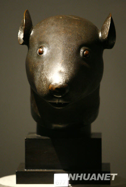 La tête de rat en bronze, exposée à Paris (Photo prise le 21 février 2009)