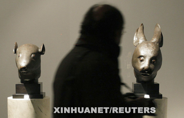Les têtes en bronze représentant un rat et un lapin, exposées à Paris (Photo prise le 21 février 2009)