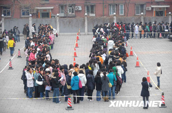 Le 4 mars, de nombreuses jeunes femmes diplômées demandeuses d&apos;emploi en train de faire la queue devant les portes de la foire de l&apos;emploi pour les diplômés de Beijing.