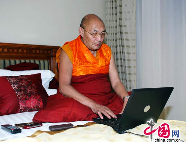 Un membre du comité national de la CCPPC en provenance du Tibet, en train d&apos;envoyer sa motion sur internet. Il a révélé qu&apos;aujourd&apos;hui il n&apos;avait plus besoin d&apos;apporter tout un tas de documents pour participer à la session. Les membres du comité national de la CCPPC peuvent lire les documents électroniques et envoyer leurs motions en utilisant internet