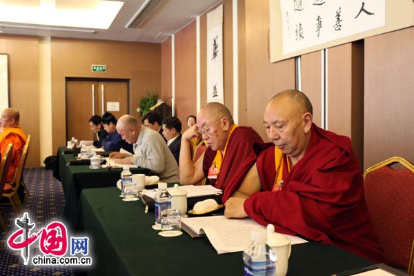 Des membres tibétains du comité national de la CCPPC écoutent attentivement le rapport d&apos;activité gouvernementale de M. Wen Jiabao.