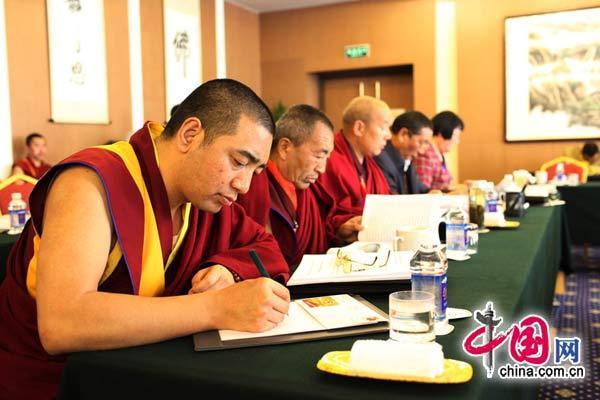 Des membres tibétains du comité national de la CCPPC écoutent attentivement le rapport d&apos;activité gouvernementale de M. Wen Jiabao.