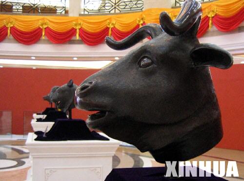 La tête de bœuf en bronze, exposée le 29 octobre 2005 dans la province chinoise du Guangxi (photo documentaire)