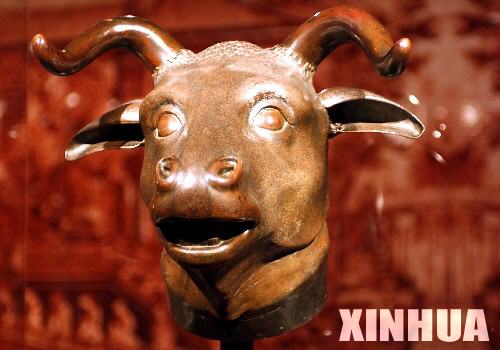 La tête de bœuf en bronze, exposée le 29 octobre 2005 dans la province du Guangxi (photo documentaire)