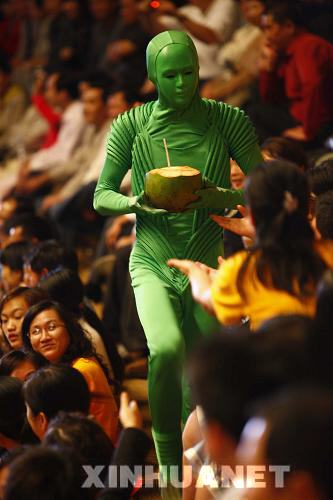 Le spectacle « Impression : l&apos;île de Hainan » est le premier ouvrage conjointement créé par Zhang Yimou, metteur en scène générale de la cérémonie d&apos;ouverture des JO de Beijing, Wang Chaoge et Fan Yue. 