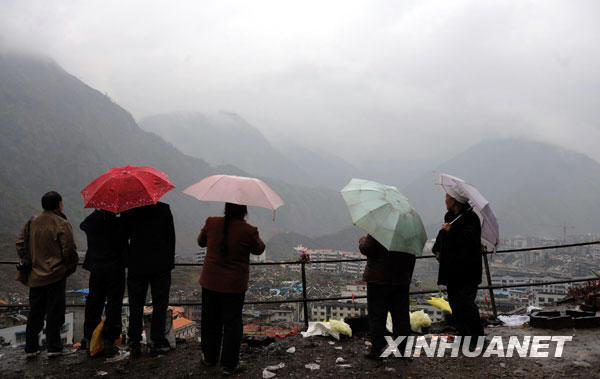 Le 1er avril, les habitants de Beichuan contemplent les ruines de l’ancienne ville de Beichuan depuis la plateforme « Wang Xiang ».