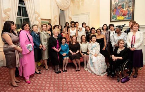 Le 2 avril, le sommet du G20 s'est déroulé à Londres. À cette occasion, les épouses des chefs d'états et de gouvernements se sont également réunies.