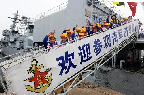 Sur le destroyer à missile « Jinan », des élèves de l'Ecole Xiama en train de faire un salut de la main. (Photo prise le 19 avril) 