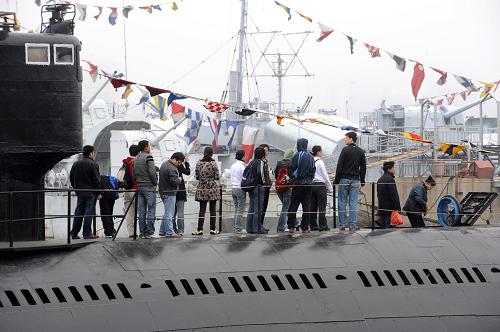 Des touristes font la queue pour visiter le sous-marin classique de la première génération de la Marine chinoise (Photo prise le 19 avril) 