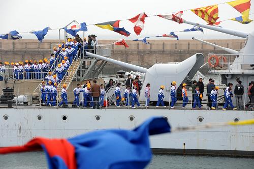 Des élèves de primaire en train de visiter un navire exposé par le musée de la Marine chinoise. (Photo prise le 19 avril)
