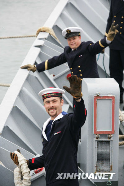 Le 19 avril, l'équipage de la frégate de la marine française, Védémiaire, salue les gens qui l'accueillent.