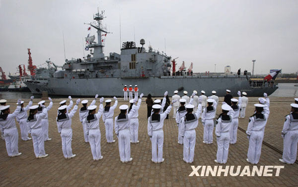 Le 19 avril, les marins de la flotte Beihai de l'Armée de mer chinoise accueillent la frégate, Vendémiaire, de la marine française dans le port militaire de Qingdao.