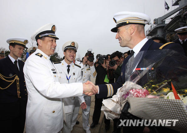Le 19 avril, Tang Qianghua, capitaine supérieur de la flotte Beihai de la marine chinoise, accueille la frégate française à son arrivée au port.