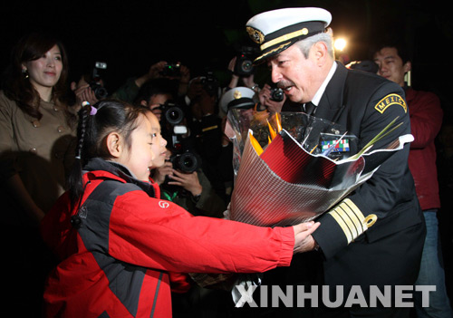 Des élèves locales offrent des bouquets de fleurs aux membres de l'équipage du bâtiment ARM Cuauhtemoc de la marine mexicaine, arrivé samedi à Qingdao.