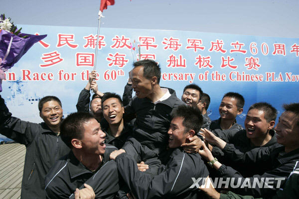 Le 21 avril 2009, des marins chinois, appartenant à la 406e flotte de la Marine de l'Armée populaire de Libération de Chine, célèbrent leur victoire après avoir remporté la course de sampan organisée dans le port de Qingdao de la province du Shandong (est de la Chine). 