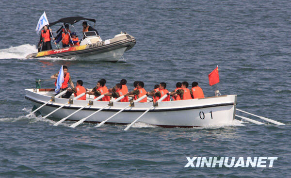 Des marins chinois appartenant à la 406e flotte de la Marine de l'Armée populaire de Libération de Chine participent, le 21 avril 2009, à la course de Sampan organisée dans le port de Qingdao de la province du Shandong (est de la Chine). 