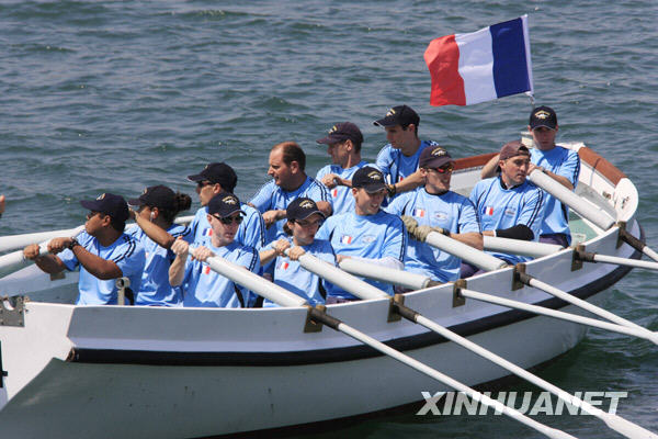Des marins français participent, le 21 avril 2009, à la course de Sampan organisée dans le port de Qingdao de la province du Shandong (est de la Chine).