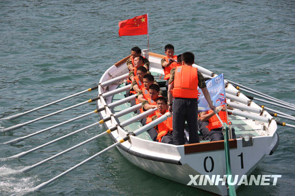 Des marins chinois appartenant à la 406e flotte de la Marine de l'Armée populaire de Libération de Chine participent, le 21 avril 2009, à la course de Sampan organisée dans le port de Qingdao de la province du Shandong (est de la Chine).
