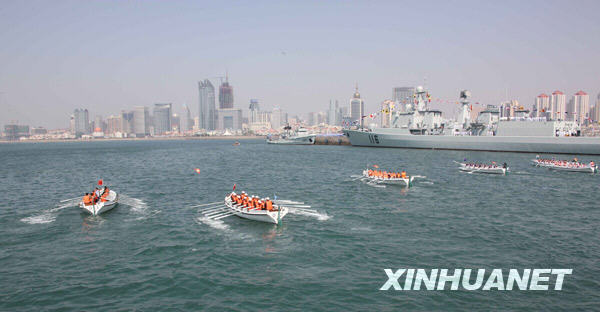 Une course de sampan marque le 60e anniversaire de la Marine chinoise