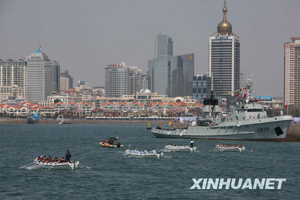 Une course de sampan marque le 60e anniversaire de la Marine chinoise